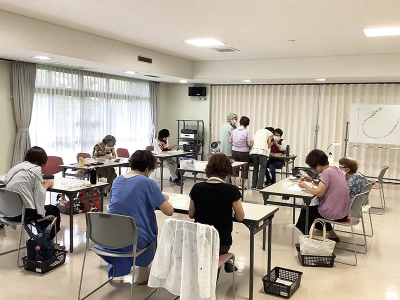 大阪・吹田　 吹田・いこいの家でビーズチェーン作り講座   話もはずみ「また作りたい」の声